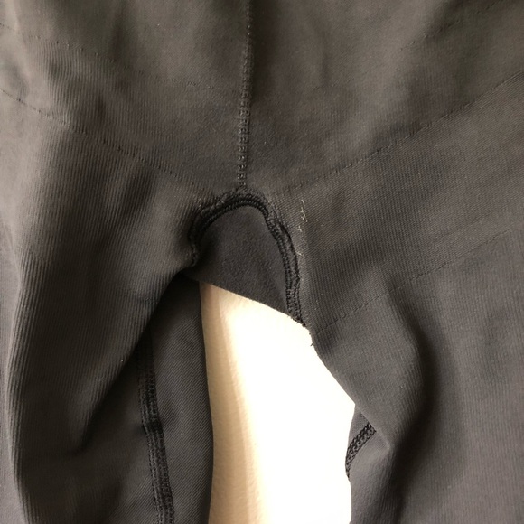 Zone in crop lululemon - dark slate grey - Picture 7 of 8